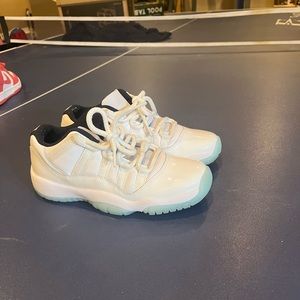 Jordan 11 Low “Legend Blue” sz 6Y